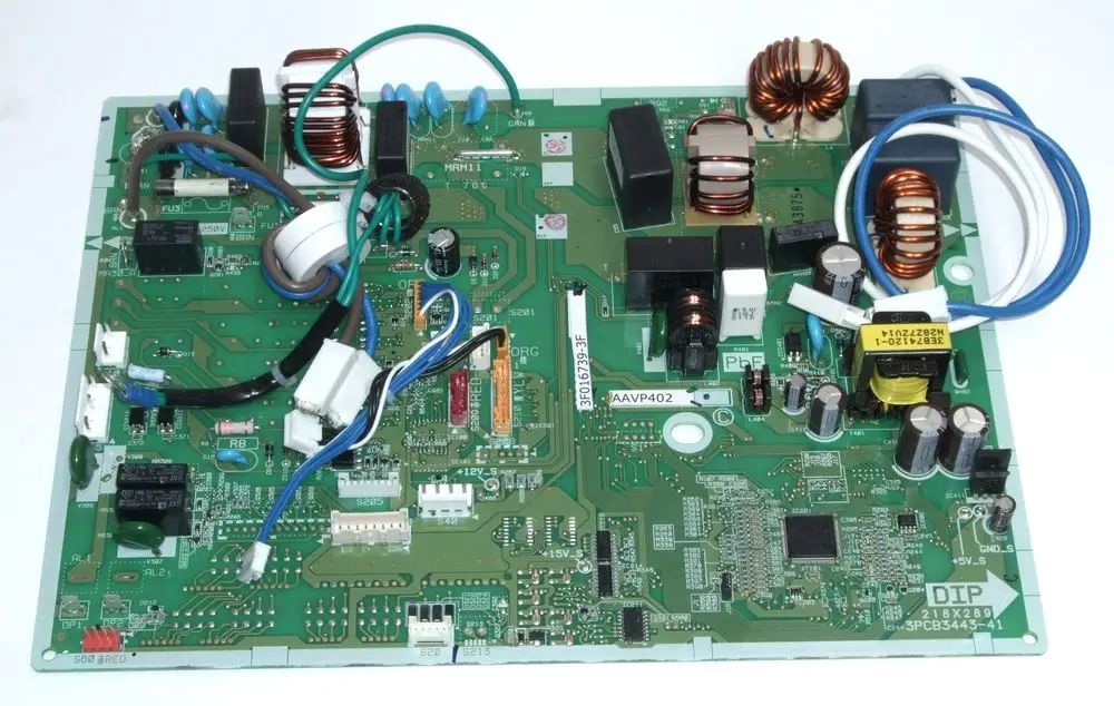 Daikin Hauptplatine mit verschiedenen elektrischen Komponenten, darunter Widerstände, Kondensatoren, Spulen und Anschlüsse, auf einer grünen Leiterplatte.